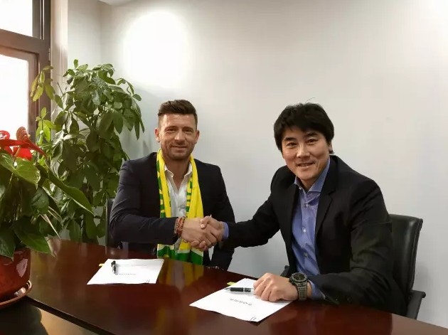 当地因为要兴建水坝就打算将整个村子迁移，但是墓地却没有转移，被埋在水库之下